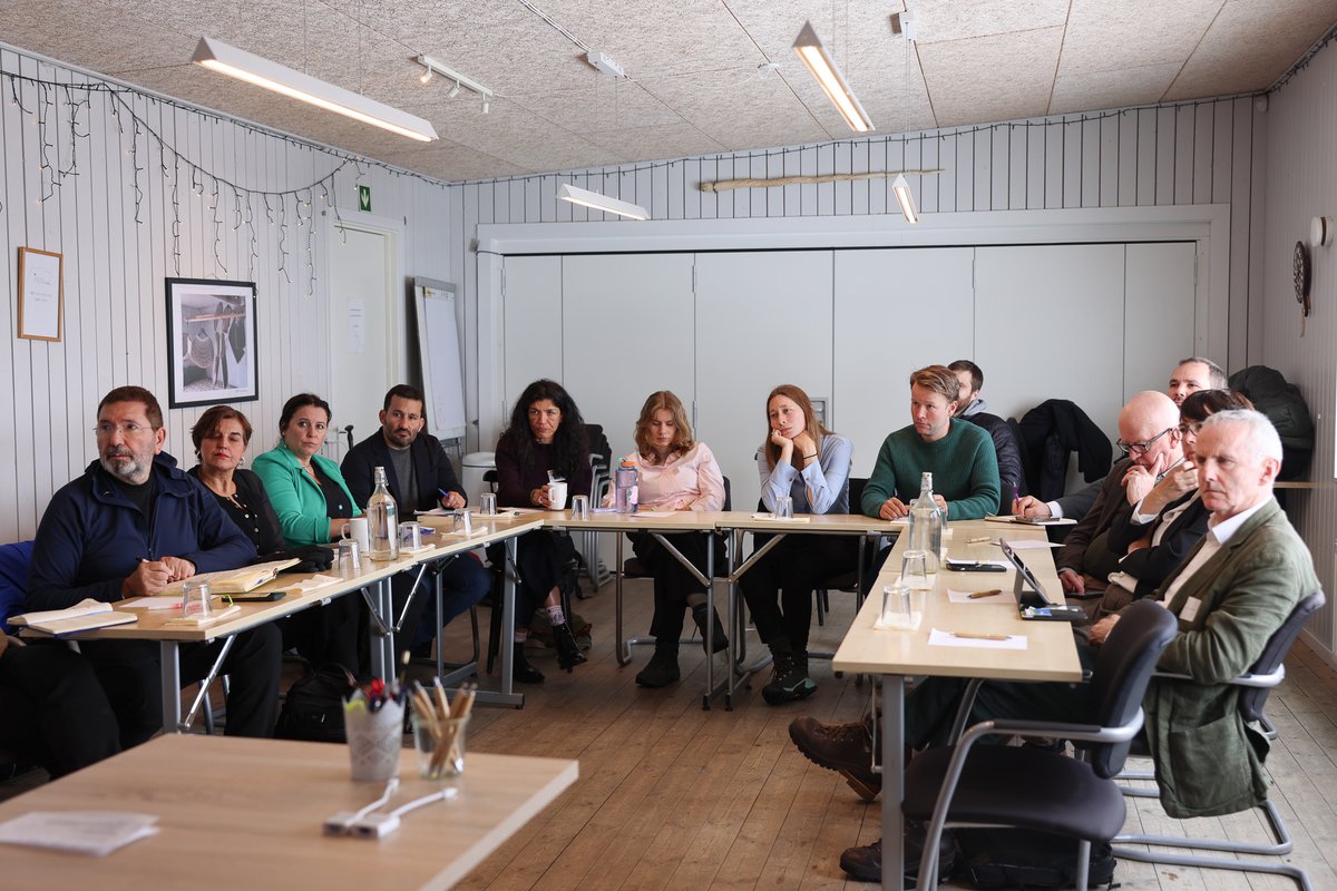 Diana Riba i Giner (@dianaribaginer) on Twitter photo <a href="/GreensEFA/">Greens/EFA in the EU Parliament 🌍</a> <a href="/EFAparty/">European Free Alliance</a> <a href="/efagroupep/">EFA Group in the European Parliament</a> <a href="/adriaguevara_/">Adrià Guevara</a> <a href="/Esquerra_ERC/">Esquerra Republicana</a> <a href="/Esquerra_INT/">Esquerra International</a> <a href="/junqueras/">Oriol Junqueras 🎗️</a> <a href="/JoventInter/">Joventuts d'Esquerra Republicana Internacional</a> <a href="/VicentMarza/">Vicent Marzà 🍏</a> <a href="/anamirandapaz/">Ana Miranda</a> <a href="/VulaTsetsi/">Vula Tsetsi</a> <a href="/Kira_MPH/">Kira M. Peter-Hansen</a> Groenlàndia és testimoni directe d’un planeta que canvia massa de pressa. Aquí, el desglaç es viu dia a dia.
Per això, el seu coneixement és vital per construir respostes climàtiques globals, més justes i eficaces. Hi reflexionem de la mà de <a href="/WWF/">WWF</a>. <a href="/GreensEFA/">Greens/EFA in the EU Parliament 🌍</a> <a href="/EFAparty/">European Free Alliance</a> <a href="/efagroupep/">EFA Group in the European Parliament</a> <a href="/adriaguevara_/">Adrià Guevara</a> <a href="/Esquerra_ERC/">Esquerra Republicana</a> <a href="/Esquerra_INT/">Esquerra International</a> <a href="/junqueras/">Oriol Junqueras 🎗️</a> <a href="/JoventInter/">Joventuts d'Esquerra Republicana Internacional</a> <a href="/VicentMarza/">Vicent Marzà 🍏</a> <a href="/anamirandapaz/">Ana Miranda</a> <a href="/VulaTsetsi/">Vula Tsetsi</a> <a href="/Kira_MPH/">Kira M. Peter-Hansen</a> Groenlàndia és testimoni directe d’un planeta que canvia massa de pressa. Aquí, el desglaç es viu dia a dia.
Per això, el seu coneixement és vital per construir respostes climàtiques globals, més justes i eficaces. Hi reflexionem de la mà de <a href="/WWF/">WWF</a>.