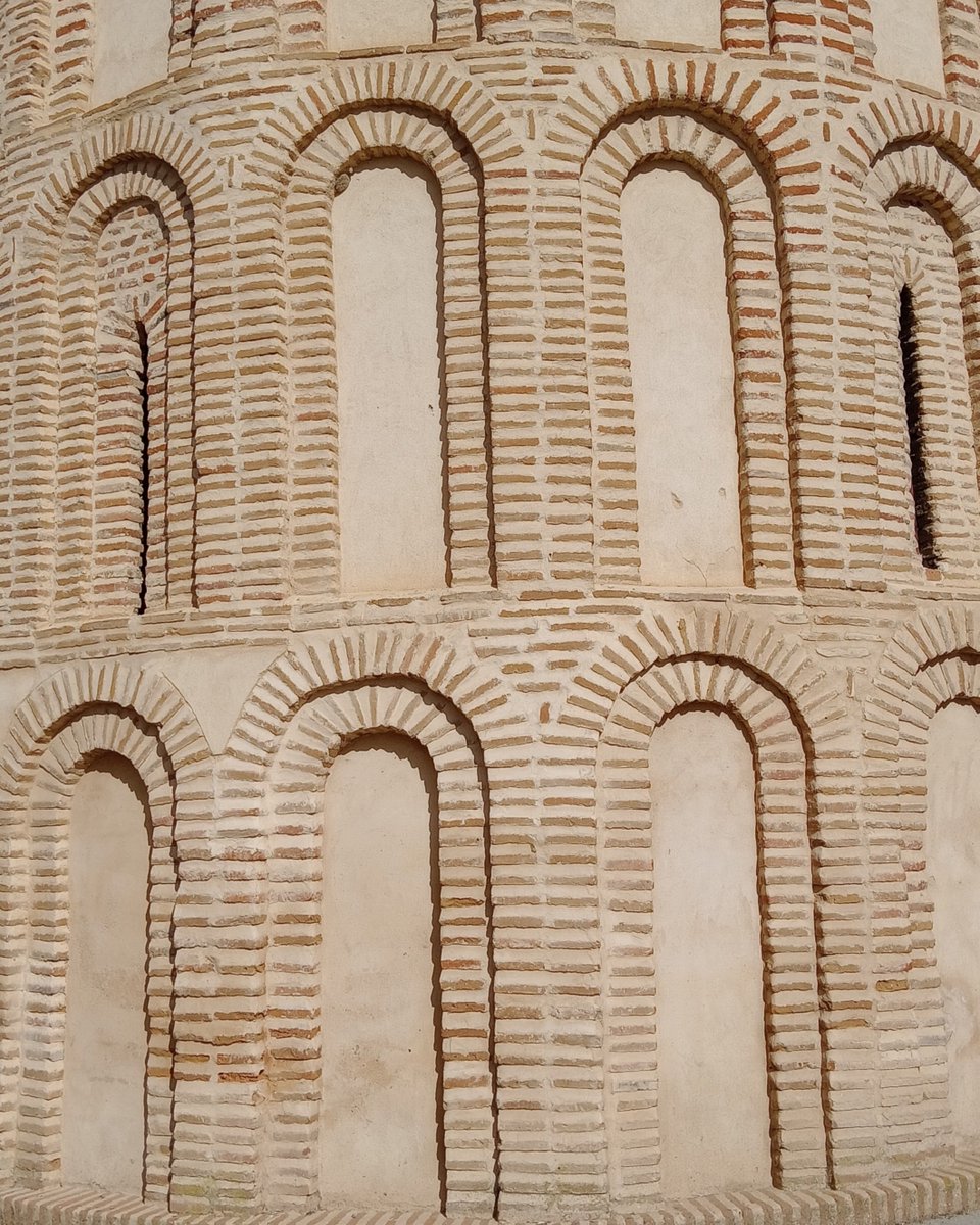 "En el mediodía, la luz

desbordada, una mariposa
blanca en el azul transparente
del cielo, cuando escribo
unos versos, apenas nada,
tinta triste sobre un papel viejo,
una arruga más en el reloj"

Fernando Alda 

Ínsula Barataria: Almenaras de sombra, 7 insulabaratariaa.blogspot.com/2025/04/almena…