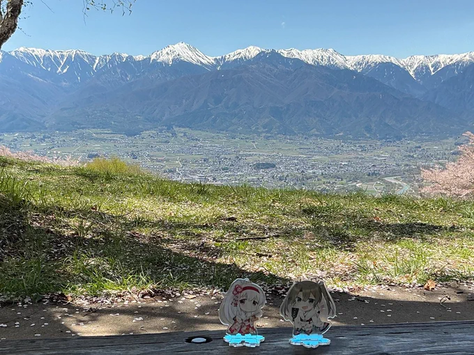 今日は天気が良かったので安曇野が一望できる長峰山へふらっと行ってみたここは割と穴場の絶景スポットなのよねアクスタは篠さん( )の晴着鶴姉妹「山と艦娘(しかも晴着)」という滅茶苦茶チグハグな組み合わせになってしまい申し訳ないwww 