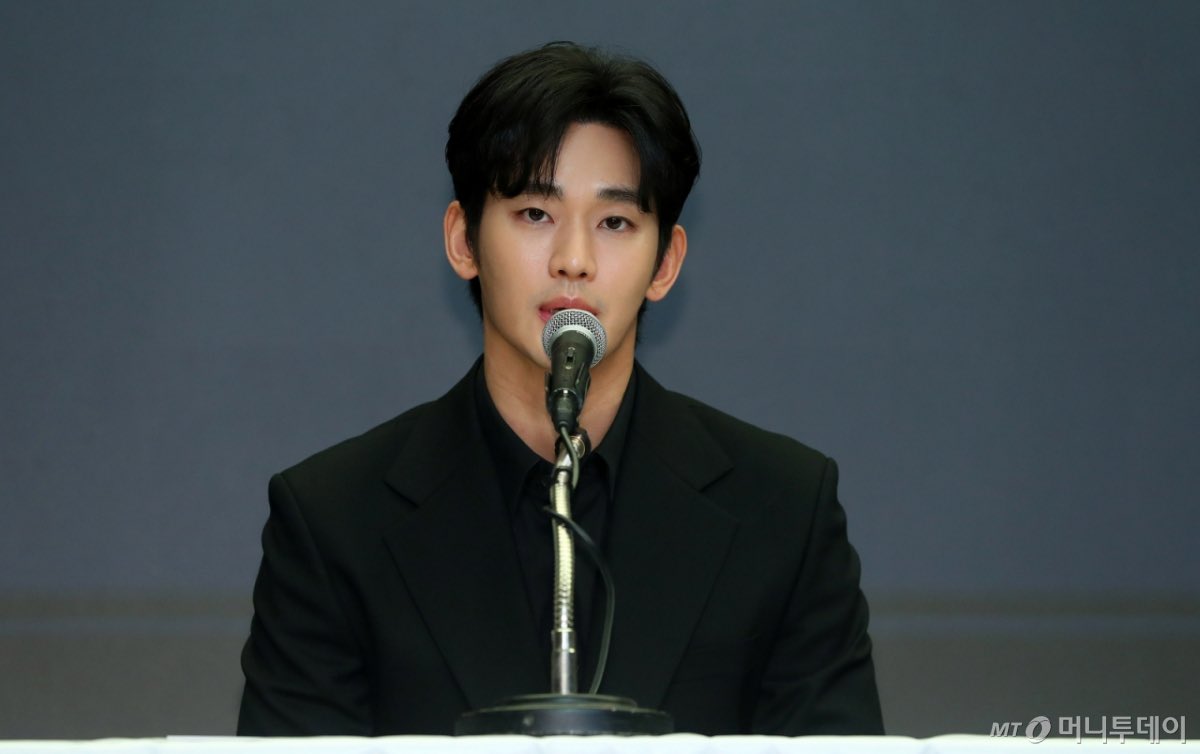 stitch_pololo's tweet image. สนข.เกาหลีรายงานว่าซีรีส์เรื่อง"Knock off" ของDisney+แจ้งนักแสดงและทีมงานว่าจะหยุดถ่ายทำทั้งหมด(เหลือถ่ายทำบางส่วน) รวมถึงระงับการเปิดตัวแบบไม่มีกำหนด

"Knock off"มีทุนสร้างถึง 60,000ล้านวอน เดิมมีกำหนดฉายกลางเดือนเมษายน แต่ถูกเลื่อนออกไปจากกรณีเรื่องส่วนตัวของ #คิมซูฮยอน