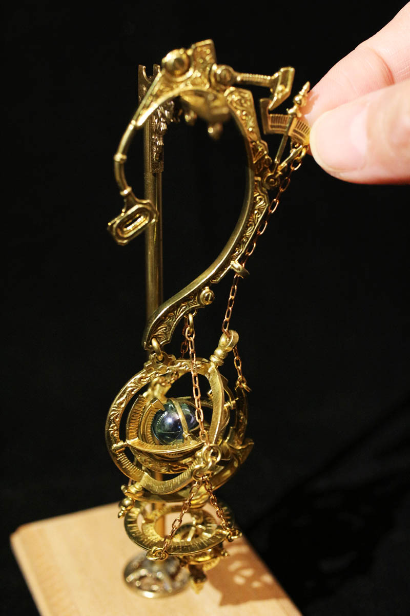 Gimmel Gardenさん既存作品より【星の音拾い】。
星の発する波動を受け取り、中央の石を介して聞く事ができるイヤーフック。
側面にあるレバーを上げる事で、石（アクアオーラ）を取り出したり交換できる仕組みになっています。
arundel.shop-pro.jp/?pid=135025355