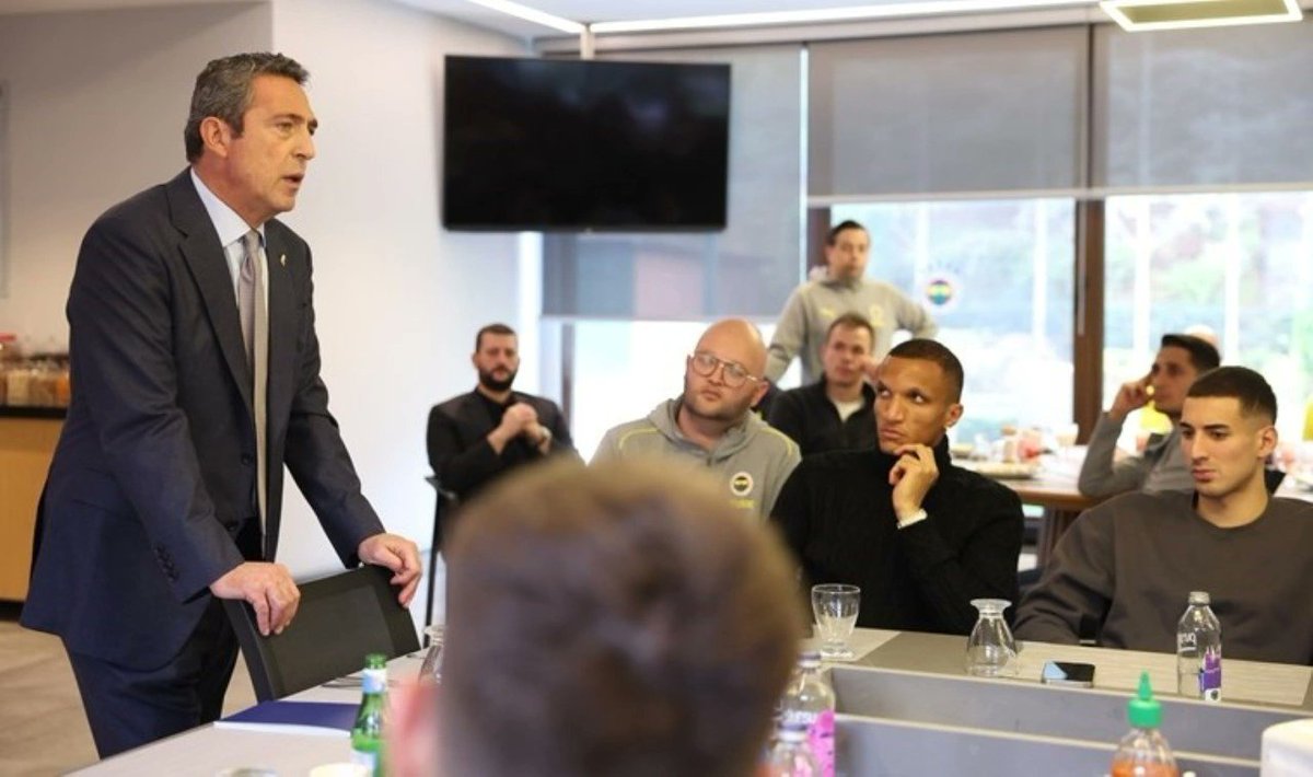 Başkan Ali Koç, Gaziantepspor maçı öncesinde Jose Mourinho ve takımla özel olarak görüşmek için Samandıra'ya gitti.

(Kaynak: Yağız Sabuncuoğlu)

#Fenerbahçe #Fener #AliKoç #bist100 #borsa #altın #SONDAKİKA #deprem #İstanbul #AFAD