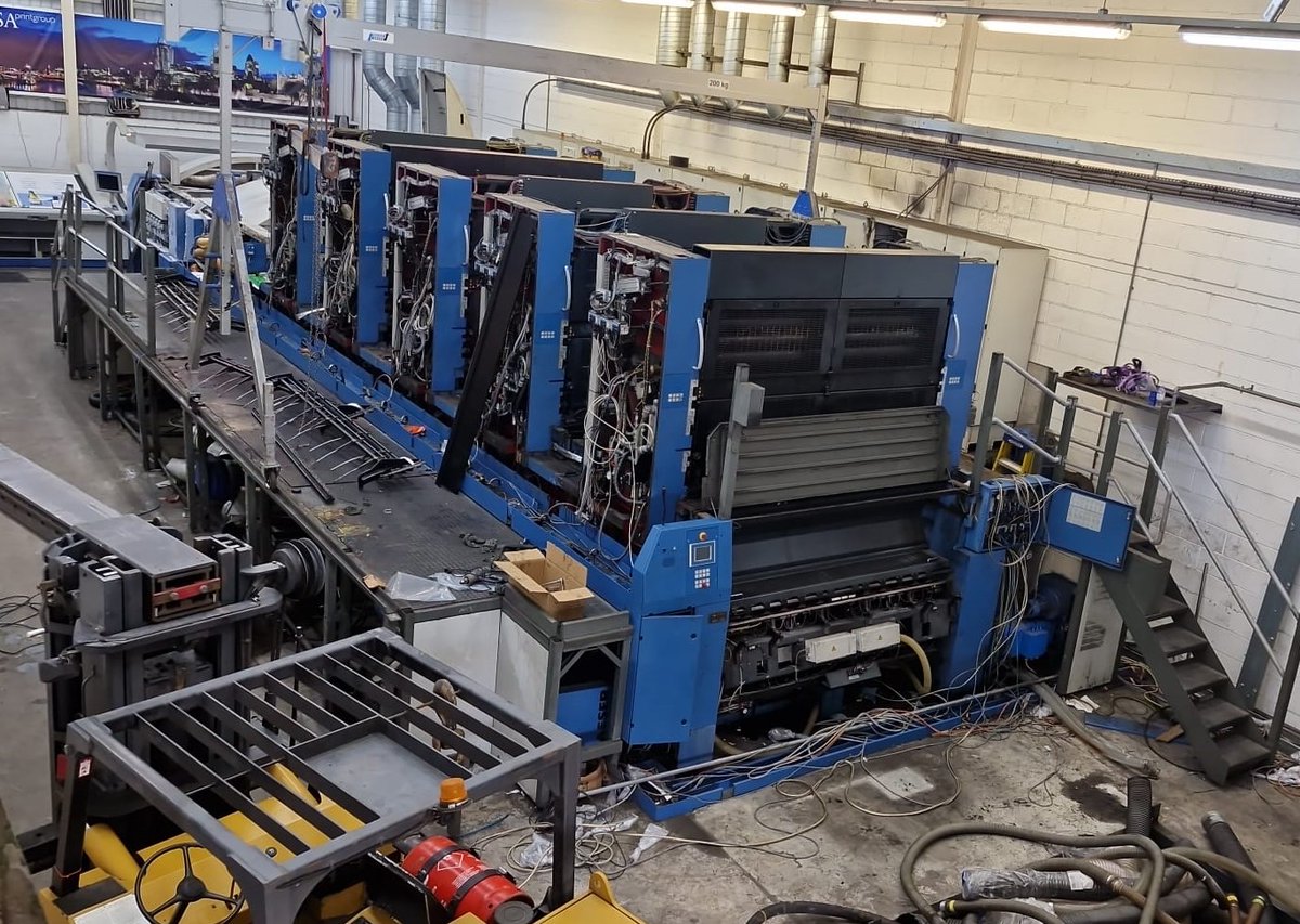 DPM_UK's tweet photo. It's all GO this week in London. Our engineers are busy dismantling this VLF KBA 205 Press (1510 x 2050mm) in preparation for shipment to our trusting clients in Asia ! We are the VLF Specialists ! #dpm #usedprintingequipment #vlfkba #largeformat https://t.co/VjABZpWbwa