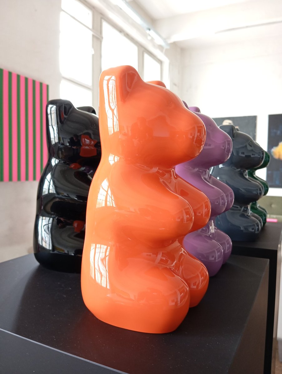 Der #JellyPoolBear ist ein luxuriöses Kunstobjekt, das analoge Skulpturen mit digitalen Elementen wie NFTs kombiniert. Entwickelt wurde dieses Projekt vom Wiener Künstler und Designer Manuel W. Stepan, der für seine iPopArt-Serie bekannt ist.  #ContemporaryArt