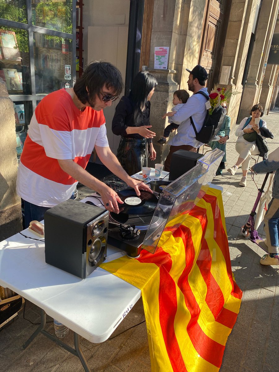 Debe haber mil fotos pero está con el dj me encantó. Maravillosa tarde de #SantJordi en <a href="/libreria_f451/">Librería Fahrenheit 451</a> firmando ejemplares de #MuerteEnTailandia y otros libros, como por ejemplo #Avenida