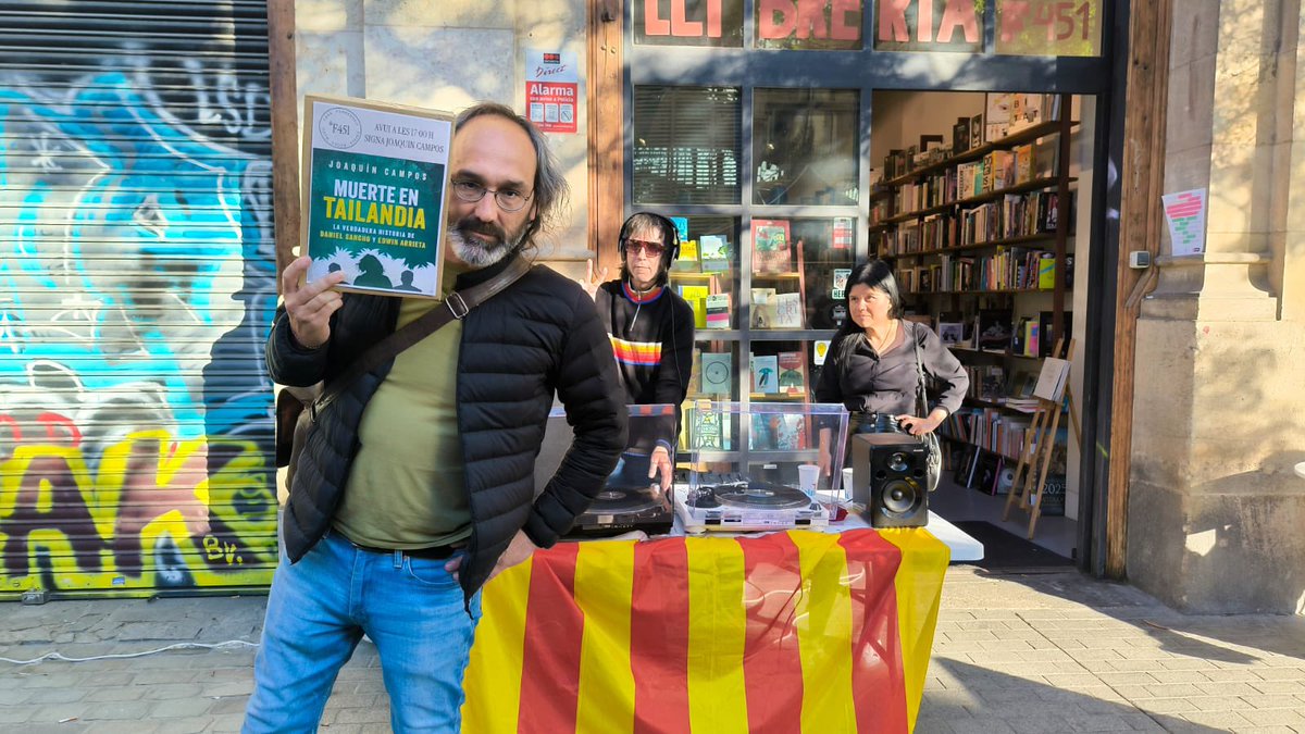 JoaquinCamposR's tweet photo. Debe haber mil fotos pero está con el dj me encantó. Maravillosa tarde de #SantJordi en @libreria_f451 firmando ejemplares de #MuerteEnTailandia y otros libros, como por ejemplo #Avenida https://t.co/AVv3nciSFs