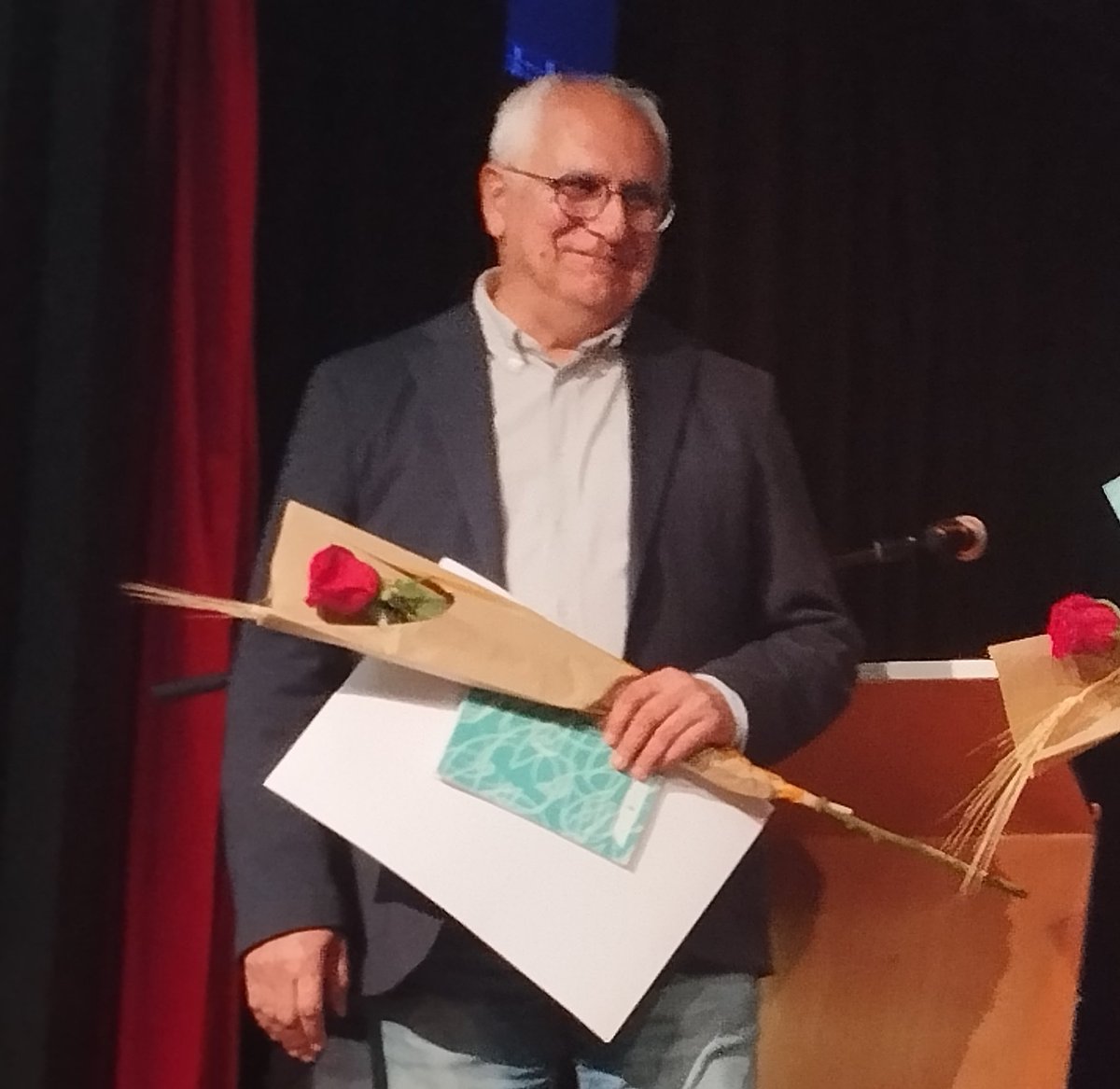 Un Sant Jordi rodó.
<a href="/JaumeSuau/">Jaume Suau</a> guanya el Premi Miquel Bosch i Jover amb 'La pedra que no veus' shar.es/agl98e vía <a href="/lleidacom/">LLEIDA.COM</a>