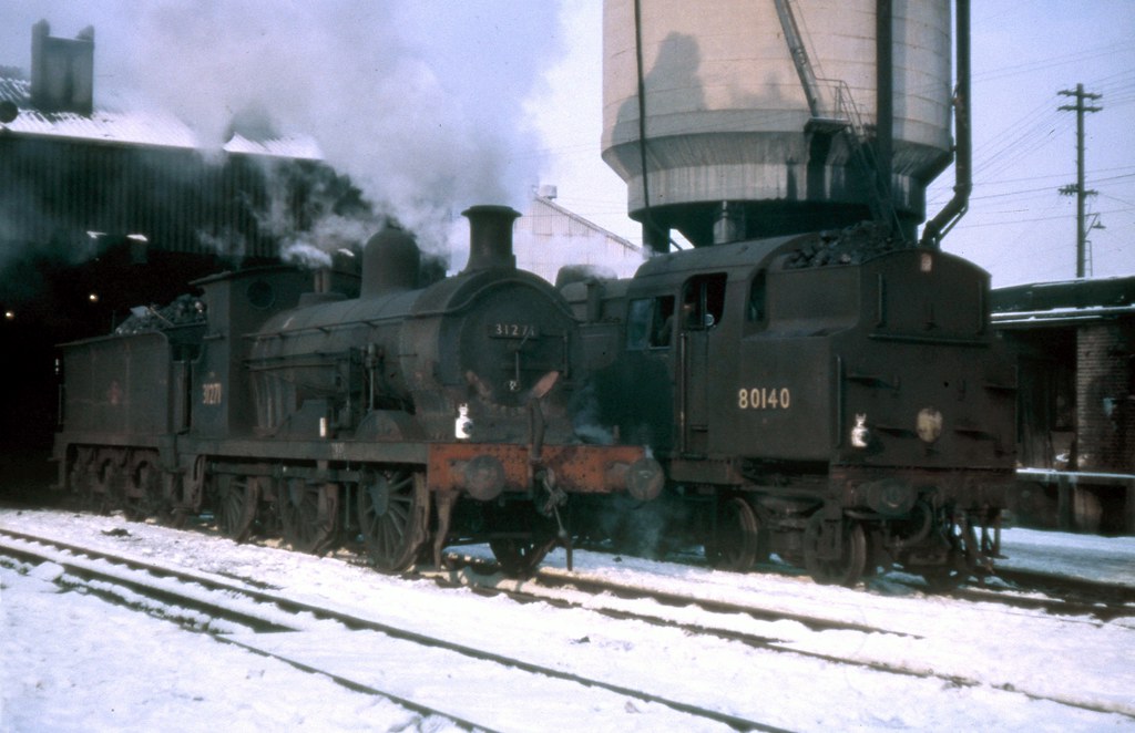 adipullenLNER's tweet image. 31271 at Bricklayers Arms

31271 was a Wainwright C class for the SECR, built 1904, lasted until 31/12/66. 80140 was a standard Class BR4/3 2-6-4T, built 1956 and withdrawn 9/7/67.

📅2/1/1962
📸 unknown
