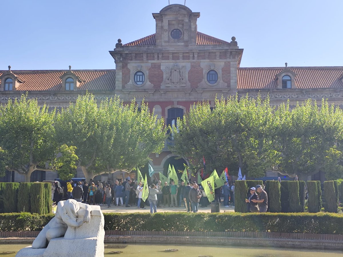 catacctsiac's tweet photo. Concentració de treballadors públics, sanitaris i docents davant del parlament de Catalunya per donar suport a la compareixença parlamentària demanant l'aplicació de llei europea, CAP INTERÍ AL CARRER!!! 
#interins
#capinterialcarrer
#estabilitzacio
#sanitatpublica
#CATAC
#CATACCTS