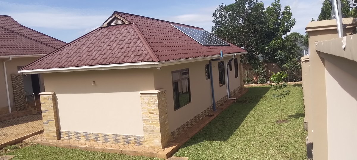 MrSolarGrid's tweet image. Ukiwekeza kwenye kujenga nyumba yako yakuishi, basi utakacho fuatisha ni tank ya kutunzia maji kisha mifumo ya ulinzi kama electri fence, CCT Camera, na Gate Motors
sasa uwekezaji wako wote huo bila kuwa na chanzo kingine cha umeme kama Solar system  maana yake hujamaliza bado.