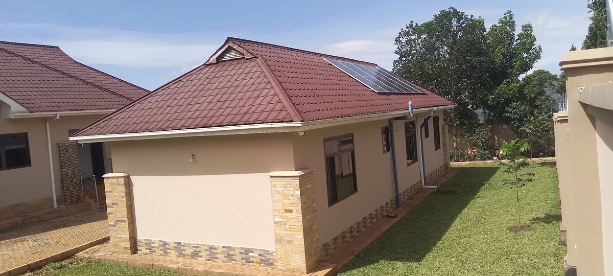 MrSolarGrid's tweet image. Ukiwekeza kwenye kujenga nyumba yako yakuishi, basi utakacho fuatisha ni tank ya kutunzia maji kisha mifumo ya ulinzi kama electri fence, CCT Camera, na Gate Motors
sasa uwekezaji wako wote huo bila kuwa na chanzo kingine cha umeme kama Solar system  maana yake hujamaliza bado.
