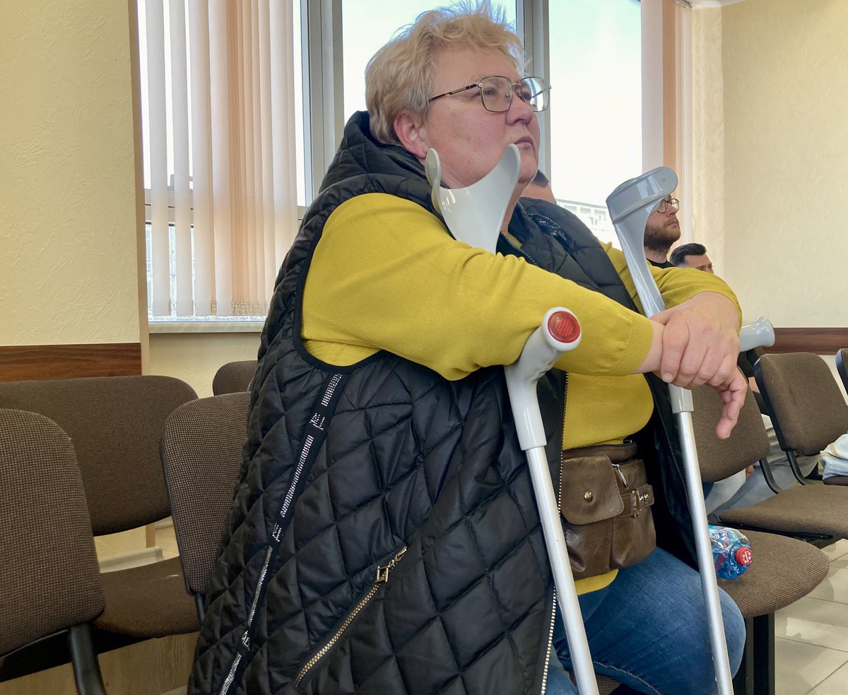 На фото бабуся Кирила Тлявова — пані Олександра — в суді, очікує на слухання. Її онук який загинув у 2019-му від вогнепального поранення, котре, вважає слідство, було завдане через розважальну стрільбу двох тодішніх правоохоронців та двох цивільних напідпитку