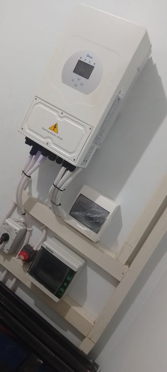 MrSolarGrid's tweet image. Ukiwekeza kwenye kujenga nyumba yako yakuishi, basi utakacho fuatisha ni tank ya kutunzia maji kisha mifumo ya ulinzi kama electri fence, CCT Camera, na Gate Motors
sasa uwekezaji wako wote huo bila kuwa na chanzo kingine cha umeme kama Solar system  maana yake hujamaliza bado.