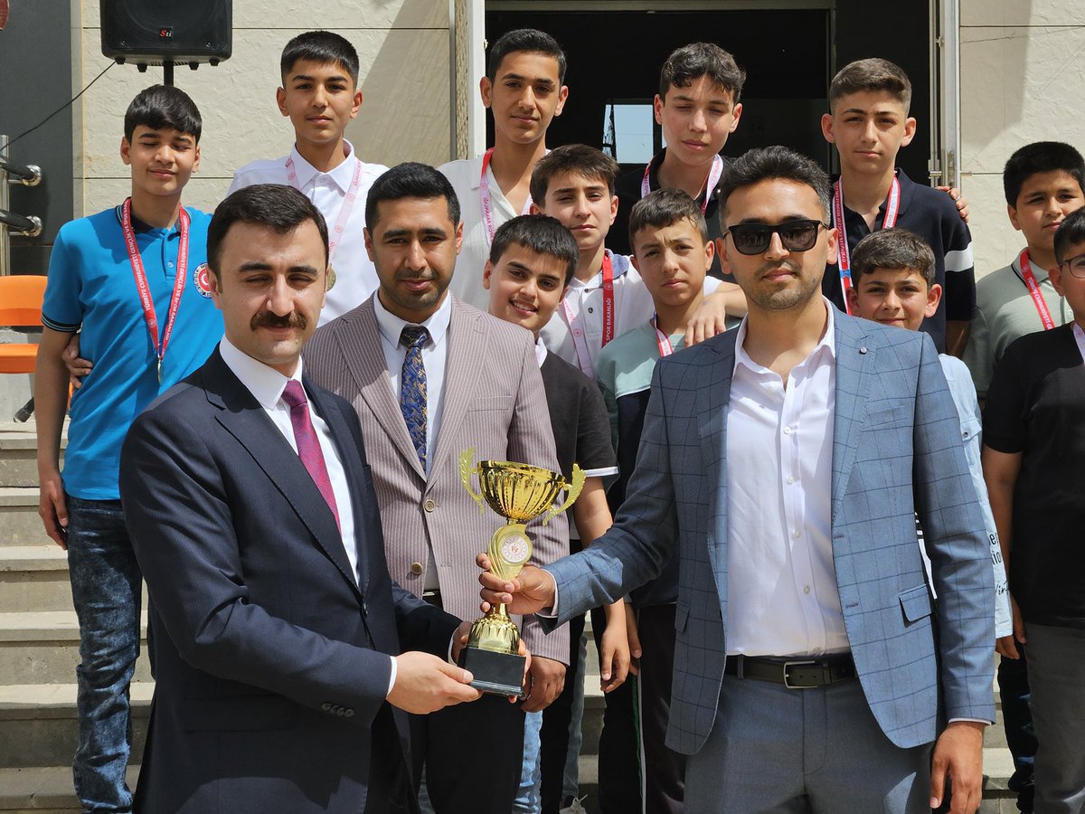 EtilerO's tweet photo. İlçemiz okullar arası yapılan 23 Nisan Futbol Turnuvasında birinci olan okulumuza Sayın Kaymakamımız Mustafa BABACAN kupayı ve öğrencilerimizin madalyalarını verirken... 
@karkamkaymakam @KarkamisMEM https://t.co/MHz1k1iLv6