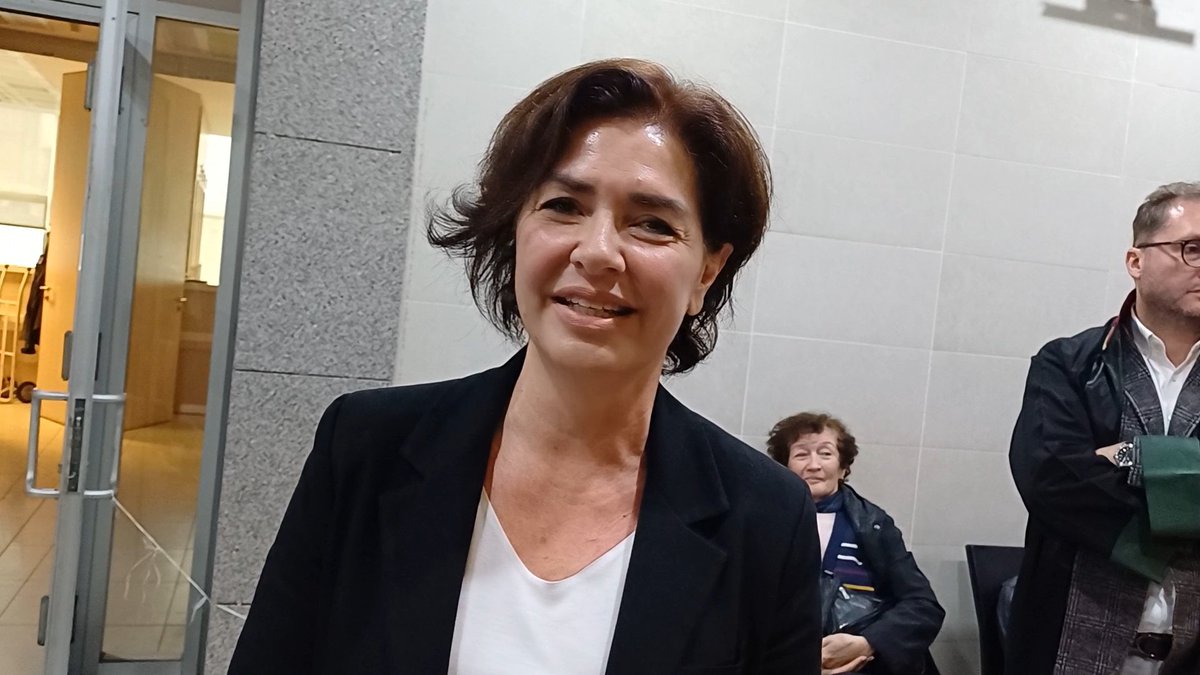 📍Gazeteci Özlem Gürses, bugün İstanbul 30. Asliye Ceza Mahkemesi'nde, "Devletin askeri teşkilatını alenen aşağılama" iddiasıyla hakim karşısına çıktı.

📍Mahkeme, Gürses'e 1 yıl 3 ay hapis cezası verdi. Hükmün açıklanması ise geri bırakıldı ve Gürses hakkındaki adli kontrol