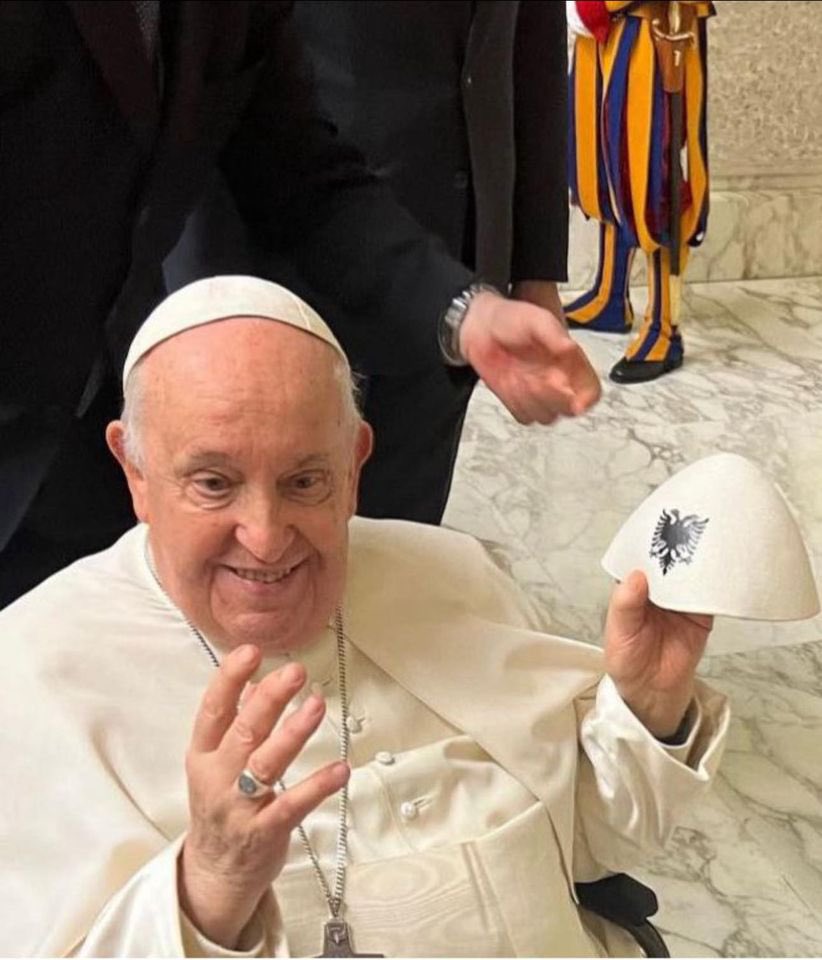 ⚫️Qeveria Shqiptare ka marrë vendimin për Shpalljen ditë zie kombëtare, ditën e shtunë, datë 26.4.2025, pas ndarjes nga jeta të Atit të Shenjtë, Papa Françesku. 

Në të gjitha institucionet shtetërore, flamuri kombëtar do të ulet në gjysmështizë.
