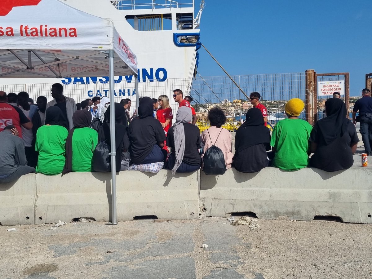 Intanto anche oggi a #Lampedusa 5 imbarcazioni soccorse da unità GC, Frontex e dal veliero ong Nadir.  Approdate 344 persone (bangladesi, maliani, pakistani, egiziani: anche donne e bambini) #migranti
