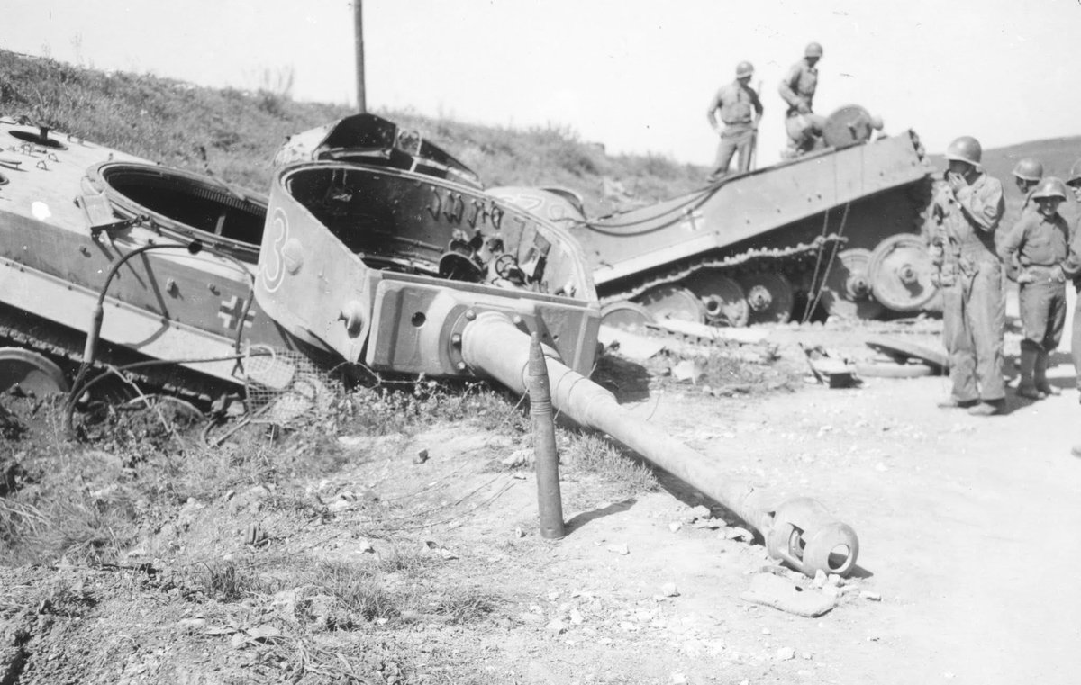 Carro Tiger que ha sufrido una destrucción catastrófica. Túnez, 1943. #HistoriaBelica