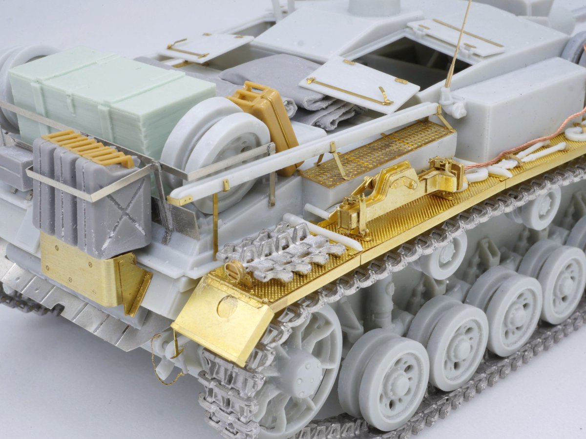 RockkenModel's tweet image. 1/35 ドラゴン Ⅲ号突撃砲 F型 制作中です!
古いキットのため、ドラゴンとは思えないほどパーツ数が少なく、ディテールもあっさりしてましたが、組み立て後は非常に格好良いです!