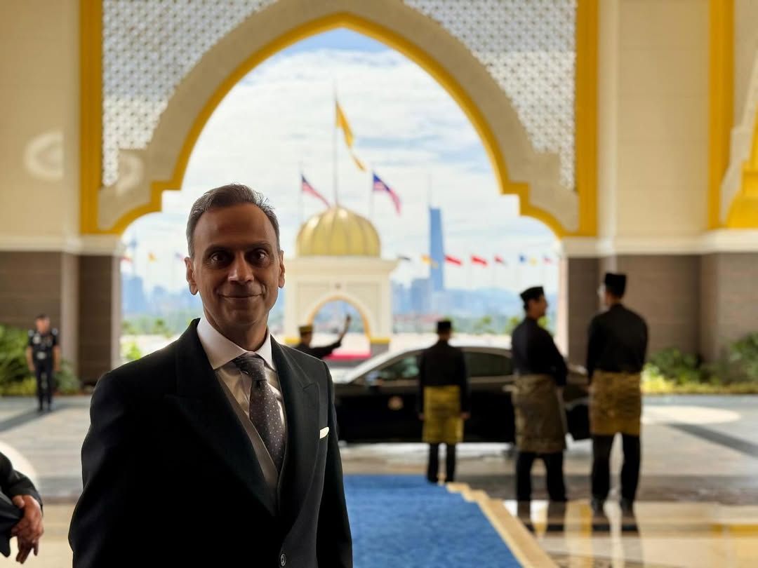 UK in Malaysia🇬🇧 (@ukinmalaysia) on Twitter photo High Commissioner <a href="/AjaySharmaFCO/">Ajay Sharma</a> presented his credentials today to the Yang di-Pertuan Agong Sultan Ibrahim.
🇬🇧🇲🇾 High Commissioner <a href="/AjaySharmaFCO/">Ajay Sharma</a> presented his credentials today to the Yang di-Pertuan Agong Sultan Ibrahim.
🇬🇧🇲🇾