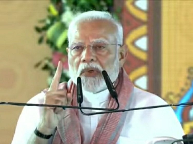 KraantiKumar's tweet photo. किसी भी देश पर आतंकवादी हमला होता है तो उस देश का शासक प्रेस कॉन्फ्रेंस कर देश को संबोधित करता है.

लेकिन भारत का PM मोदी बिहार के मधुबनी में भव्य रैली आयोजित कर NATIONAL DRAMA कर रहे हैं.

मानवीय आधार पर BJP को मधुबनी की रैली रद्द कर देनी चाहिए थी. आप आतंकी घटना का राजनीतिक लाभ नही उठा सकते.

लाइव कवरेज रैली में मंच पर दो मिनिट का मौन धारण कर रहे हैं. इस रैली को मनुवादी मीडिया कुछ इस तरह की क्लिप चला रहा है : आतंक के खिलाफ PM मोदी की शपथ,

पाकिस्तान को कड़ा संदेश. PM मोदी ने मारे गए लोगों को श्रद्धांजलि दी, आदि आदि. अरे भाई यह सब ड्रामा करने के लिए बिहार क्यों गए, दिल्ली में भी कर सकते थे. आपदा में भी अवसर, शर्म आनी चाहिए.