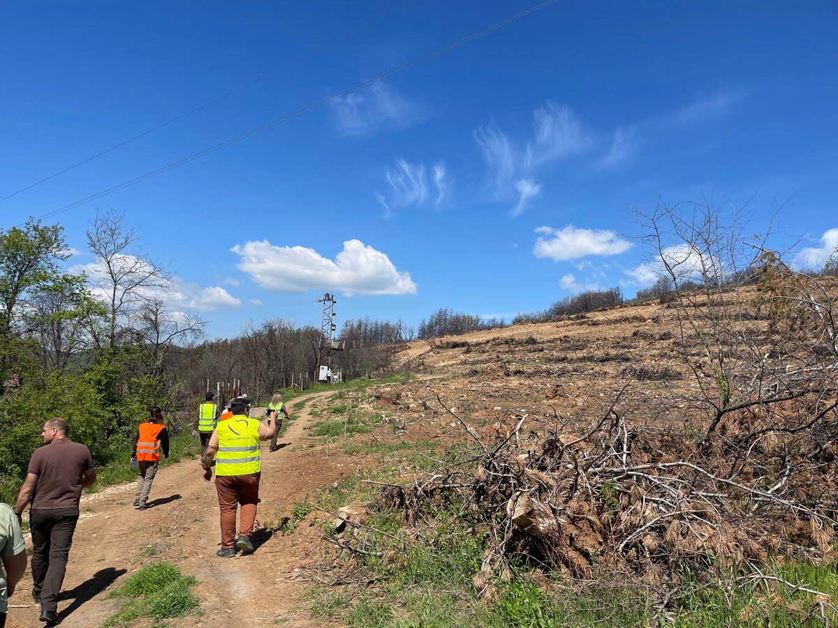 ctforestal's tweet photo. 🇧🇬Today, our director, @ToniTrasobares  presents @FIRERESProject in Kazanlak (Bulgaria) and talks about  the project and #resilient #lansdscapes with @DanielMitov, Minister of Interior

🔥They also visit areas affected by the 2024 forest fire and some experimental area recovering https://t.co/GrbLg3ogMO