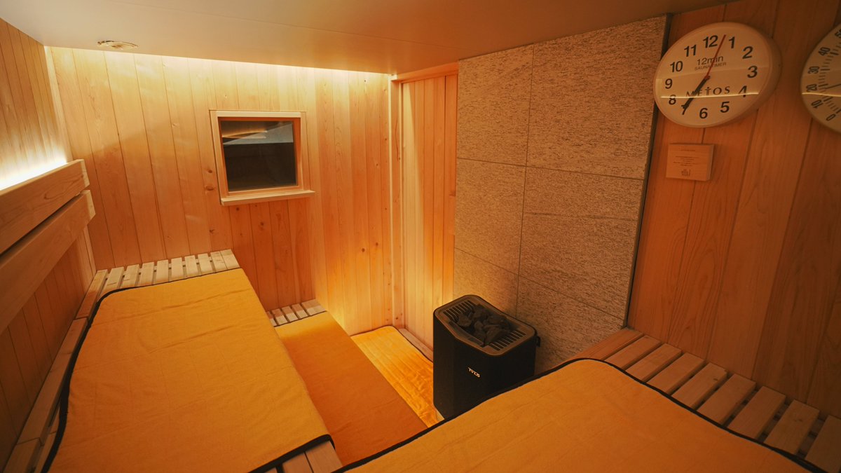 ina_site's tweet photo. 軽井沢の森に包まれる癒しの貸別荘

室内は洗練されたおしゃれな空間で
リビングの大きな窓から美しい庭を眺められます

サウナも完備していますので自然に囲まれた中で極上のととのいを体験できますよ

ペットとも泊まれますので、愛犬家にもおすすめの施設です https://t.co/5OMcN7G3Tf