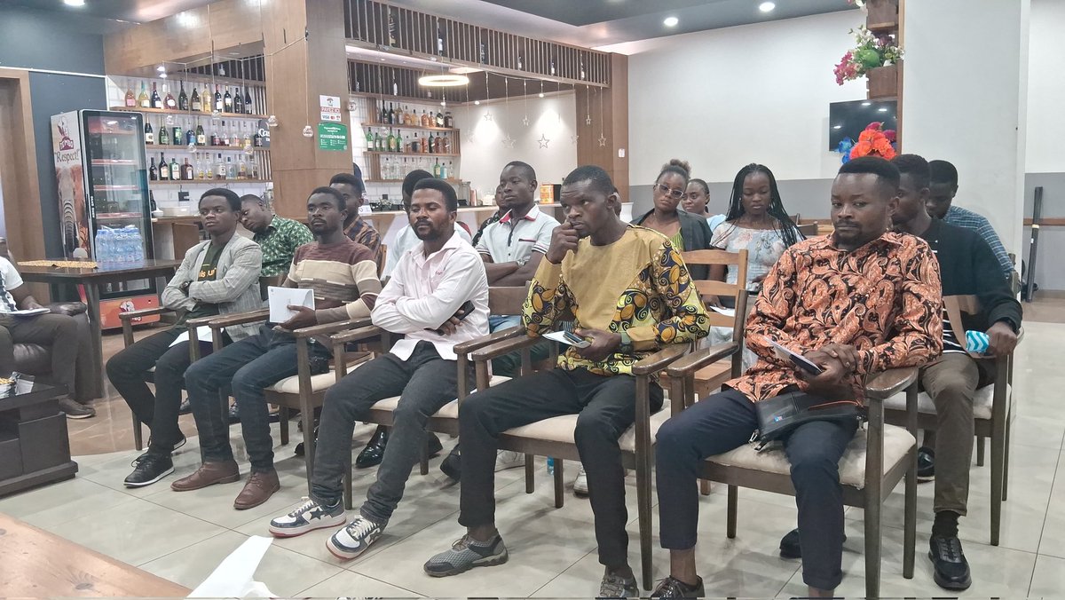 ambadrien's tweet photo. Début de la conférence-débat, #Faceauxjeunes sur "le rôle de la jeunesse dans la lutte contre la corruption", dans la salle le Food Court à Kolwezi. L'échange est organisé par @Habarirdc avec l'appui de l'Agence @Internews_RDC
#Faceauxjeunes #Débat #RDC https://t.co/nw1KdpU2u8