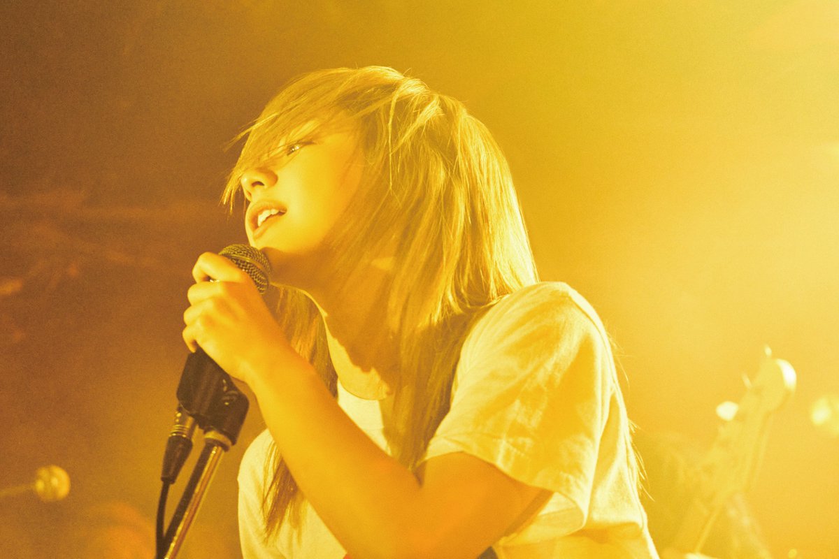 nemurubakamovie's tweet photo. 👩🏼　　　　　　　　　　　🎤
     音楽と入巣にまっすぐ！
　　#平祐奈 演じるルカ
🎤　　　　　　　　　　　👩🏼

🎸ステージ上で音を響かせる
🧣愛情たっぷりのマフラーに緊張な面持ち
⏰新たな旅立ち
🛸夢への考え方の違い…

皆さんルカのどんなところが好きですか？✨
↓リプ欄でルカへの愛とともに叫んでください！📣

🍤映画『#ネムルバカ』大ヒット公開中🎤
