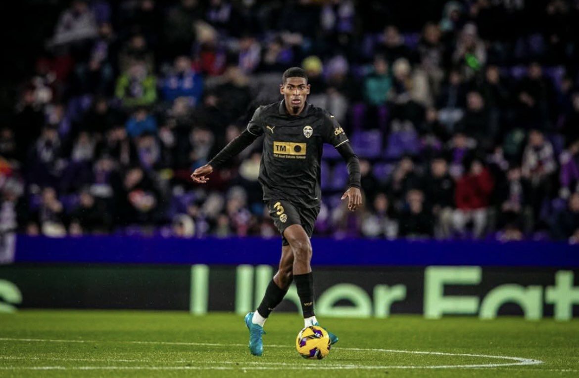 La Liga’da son dönemde iyi görüntü sergileyen Valencia’da stoper 
Cristhian Mosquera (2004🇪🇸) fena geliyor.

Her iki ayağını da kullanabilmesi , hızı , fiziksel artıları ve savunmadaki başarılı aksiyonları ile çok iyi bir gelecek vaadediyor.

2026 Haziran sözleşme bitişi..