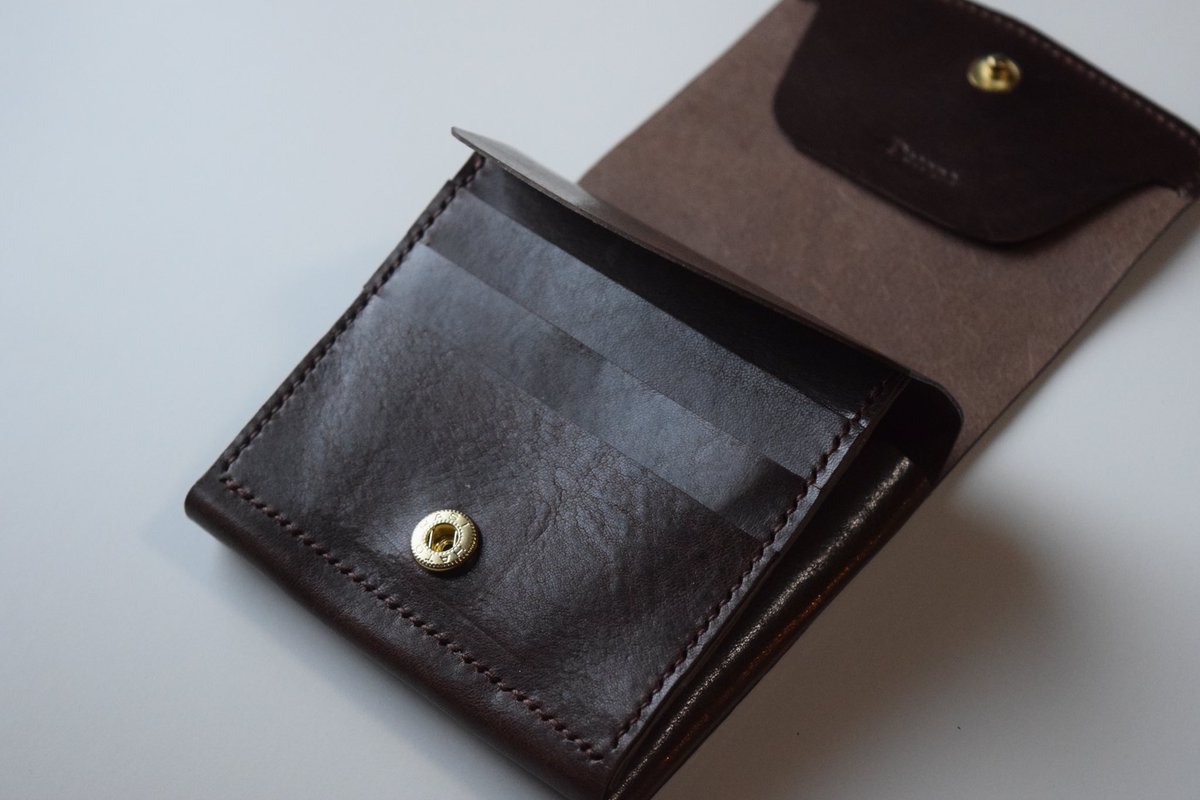 一足遅い父の誕生日プレゼントにプルアップレザーで財布を作りました。
これで母、父、自分の財布がお揃いになりました笑