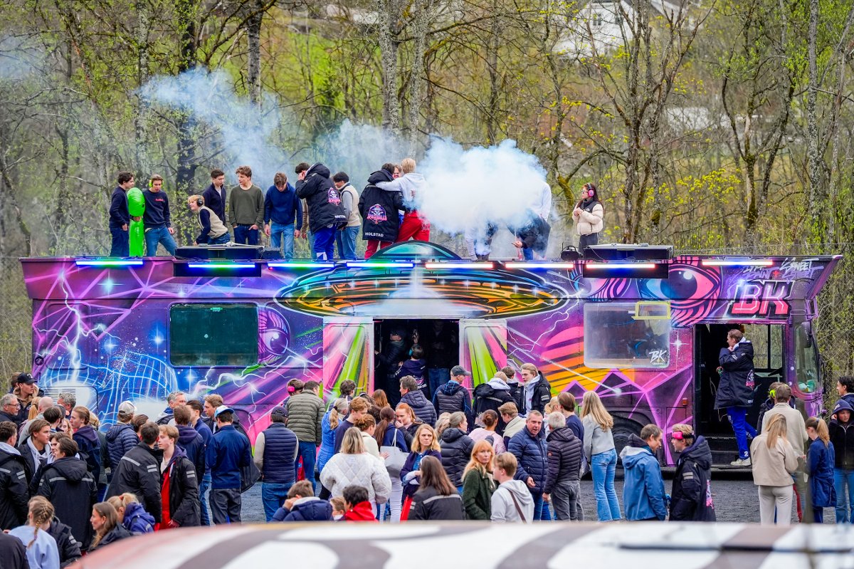 Russefeiringen er i gang og som alltid liker denne gjengen å provosere, lage abligøyer, være høylydt for å bli lagt merke til og få knuter i lua. Jeg tenker at vi ANDRE kan putte voks i øra og ønske dem lykke til!!