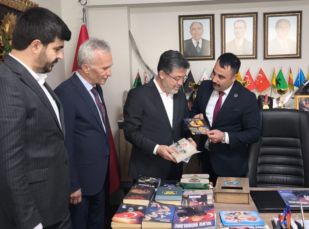 Tarım ve Orman Bakanı İbrahim Yumaklı, Ülkü Ocakları Niğde İl Başkanlığını ziyaret ederek, çocuklara tarımı öğretmek için geliştirilen Permakültür Sürdürülebilir Tarım projesi başta olmak üzere Ülkü Ocaklarının projelerini inceledi.