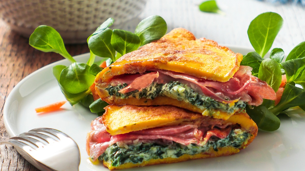 Brunch goals, but make it Italian! 
This fluffy turmeric omelette is packed with creamy spinach and layers of delicate #ParmaHam, making every bite a flavourful delight. The perfect balance of wholesome and indulgent—who’s adding this to their weekend brunch plans?
