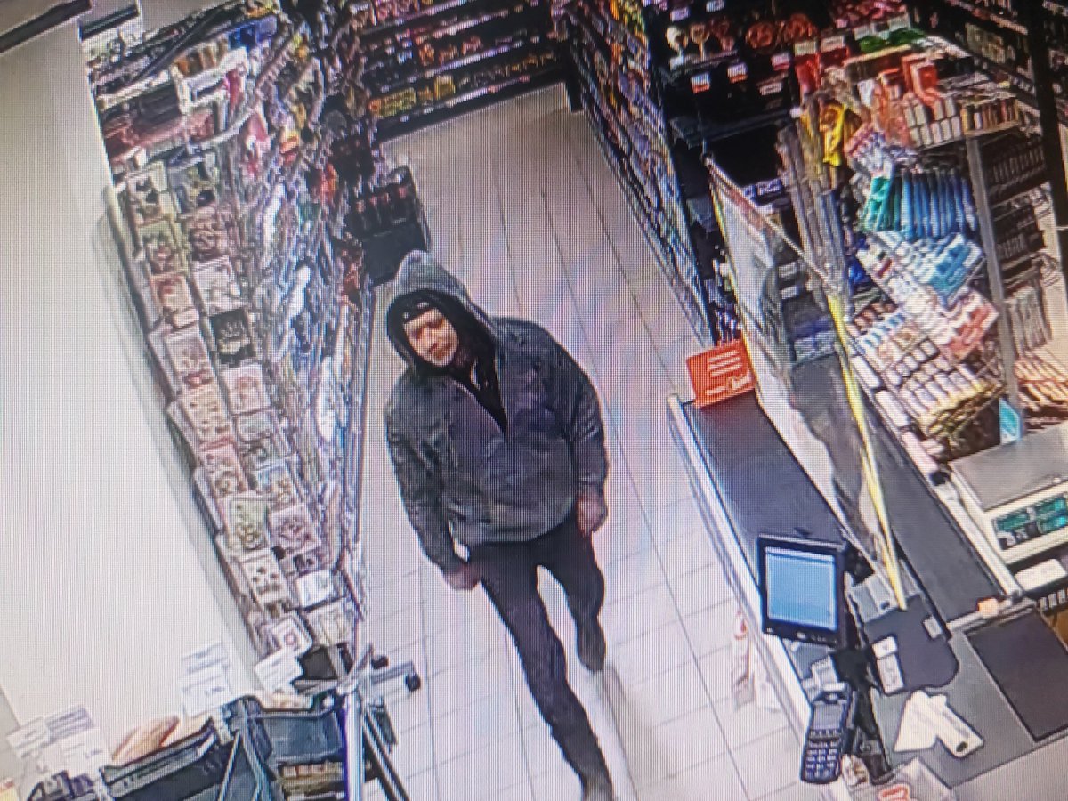 Valsts policijas Vidzemes reģiona pārvaldes Dienvidvidzemes iecirkņa Izmeklēšanas nodaļas amatpersonas aicina aplūkot attēlā redzamo personu.
Ja jūsu rīcībā ir informācija, kas varētu sekmēt šīs personas identitātes noskaidrošanu, aicinām 📞 zvanīt 64101245 vai 112.