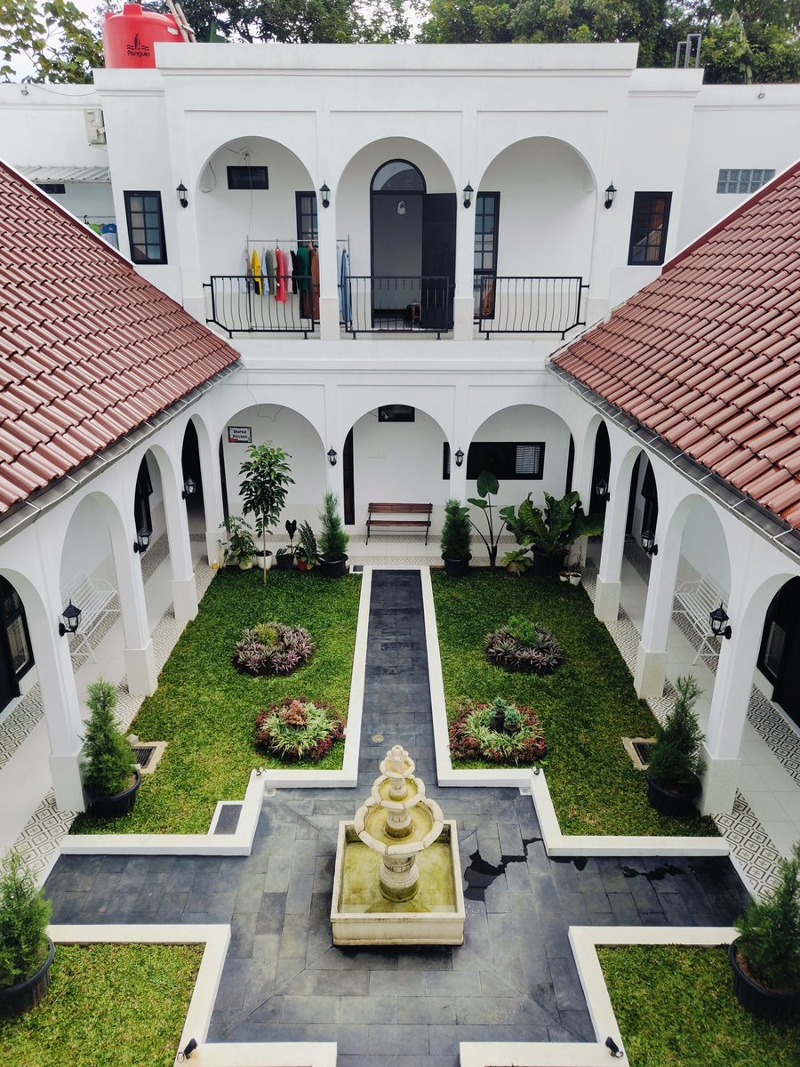 Widino's tweet photo. Udah mah Salatiga kotanya syahdu, nginepnya di hotel kaya gini makin syahdu 😍

Guest house baru, cuma ada 8-10 room, booking di Traveloka 300ribuan/malam, lokasinya tenang bgt, tiap sudut estetik.

Kalo ada rencana healing ke Salatiga, save twit ini, stay sini ga akan nyesel. https://t.co/64lfjadYQc