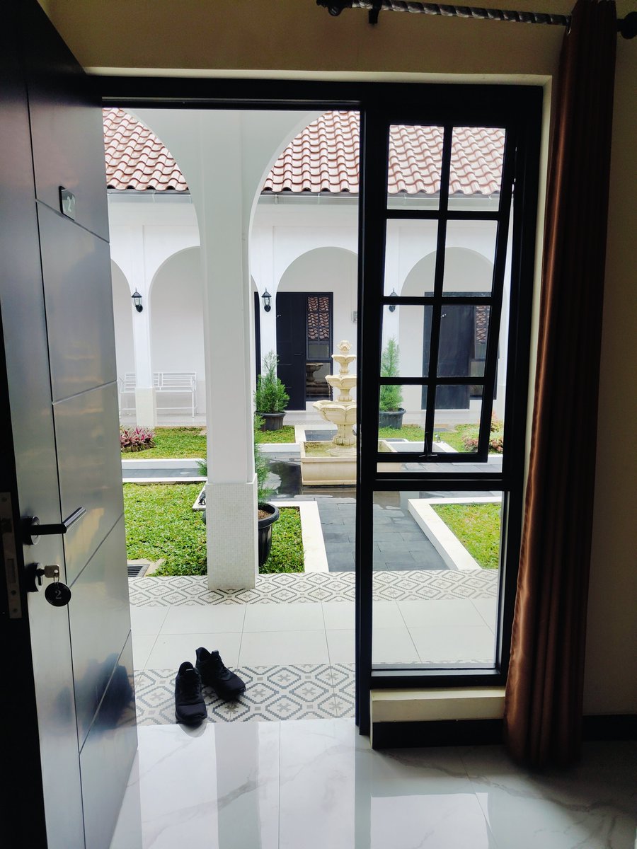 Widino's tweet photo. Udah mah Salatiga kotanya syahdu, nginepnya di hotel kaya gini makin syahdu 😍

Guest house baru, cuma ada 8-10 room, booking di Traveloka 300ribuan/malam, lokasinya tenang bgt, tiap sudut estetik.

Kalo ada rencana healing ke Salatiga, save twit ini, stay sini ga akan nyesel. https://t.co/64lfjadYQc