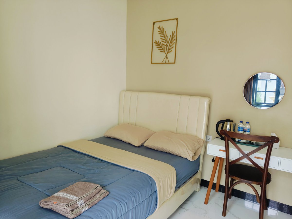Widino's tweet photo. Udah mah Salatiga kotanya syahdu, nginepnya di hotel kaya gini makin syahdu 😍

Guest house baru, cuma ada 8-10 room, booking di Traveloka 300ribuan/malam, lokasinya tenang bgt, tiap sudut estetik.

Kalo ada rencana healing ke Salatiga, save twit ini, stay sini ga akan nyesel. https://t.co/64lfjadYQc