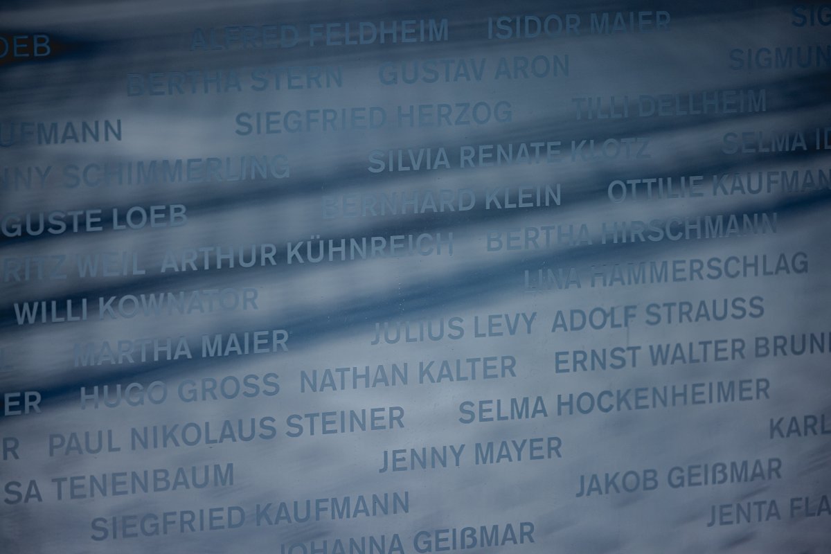 Jom HaSchoa,
Gedenktag an die sechs Millionen Menschen jüdischen Glaubens, die im Holocaust ermordet wurden.

An diesem Tag erinnern wir auch an die Held*innen, die Widerstand leisteten.

#neveragain #niewieder 
#yomhashoah #jomhashoa