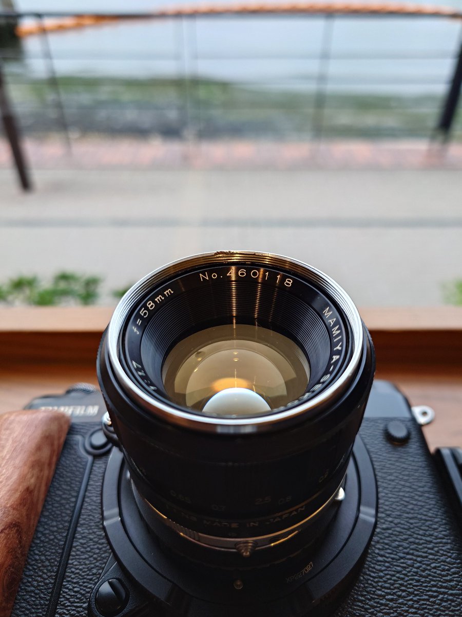 JollyRutterkin's tweet image. この前 #2ndBase でExaktaマウントの
MAMIYA-SEKOR F.C. 1:1.7 f=58mm
フィルタ枠凹みもあり安く手に入れました。なかなか楽しいレンズですね。
絞りリングを開放にすると羽根がロックされリング変えてシャッターレバー引くと絞られるAutoTakumarと似たシステム。レバー引けば望みの絞りになります。