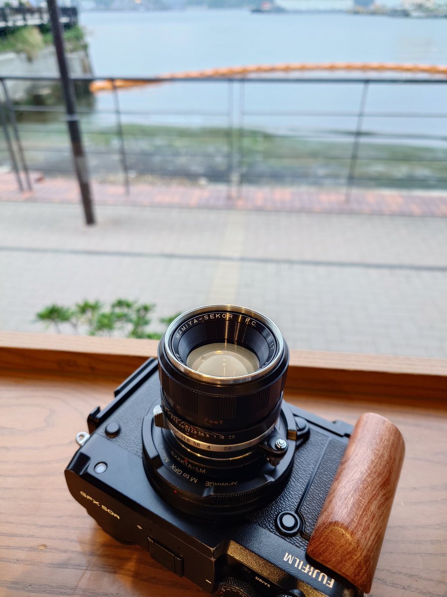 JollyRutterkin's tweet image. この前 #2ndBase でExaktaマウントの
MAMIYA-SEKOR F.C. 1:1.7 f=58mm
フィルタ枠凹みもあり安く手に入れました。なかなか楽しいレンズですね。
絞りリングを開放にすると羽根がロックされリング変えてシャッターレバー引くと絞られるAutoTakumarと似たシステム。レバー引けば望みの絞りになります。