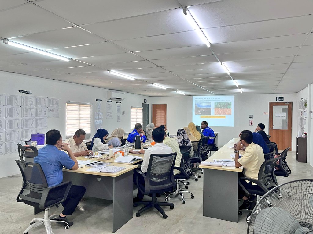 PasukanProjekTrg (@teamprojektrg) on Twitter photo Mesyuarat tapak bulan April 2025 bagi Projek Pembinaan Jalan Bharu dari Kg.Durian Bador ke Pusat Latihan Rela, Hulu terengganu.
#PPPNT #JKR #BerJasaKepadaRakyat <a href="/TeamProjekTrg/">PasukanProjekTrg</a> <a href="/JKRTerengganu/">JKR Terengganu</a> <a href="/HasliJKR/">Hasli Ibrahim (Ir. Dr.)</a> <a href="/IrhjNapi/">Ir.Hj.MohdNapi</a> Mesyuarat tapak bulan April 2025 bagi Projek Pembinaan Jalan Bharu dari Kg.Durian Bador ke Pusat Latihan Rela, Hulu terengganu.
#PPPNT #JKR #BerJasaKepadaRakyat <a href="/TeamProjekTrg/">PasukanProjekTrg</a> <a href="/JKRTerengganu/">JKR Terengganu</a> <a href="/HasliJKR/">Hasli Ibrahim (Ir. Dr.)</a> <a href="/IrhjNapi/">Ir.Hj.MohdNapi</a>