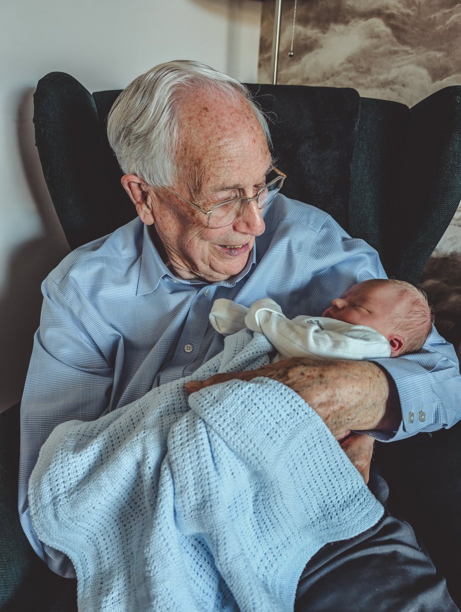 Special 📸

"I wonder what the world will be like when he is my age"

Just the 90 years between Frankie and his great grandfather 🤍