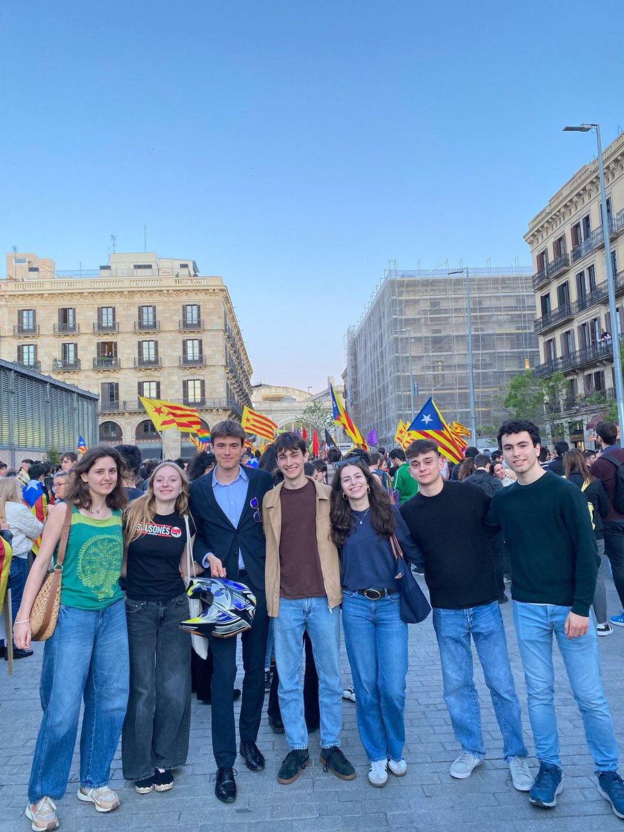 🌹 La FNEC hem estat presents a la manifestació en defensa del català organitzada per <a href="/StJordixLlengua/">Sant Jordi per la Llengua</a> 

✊🏻 Sense llengua no hi ha país!