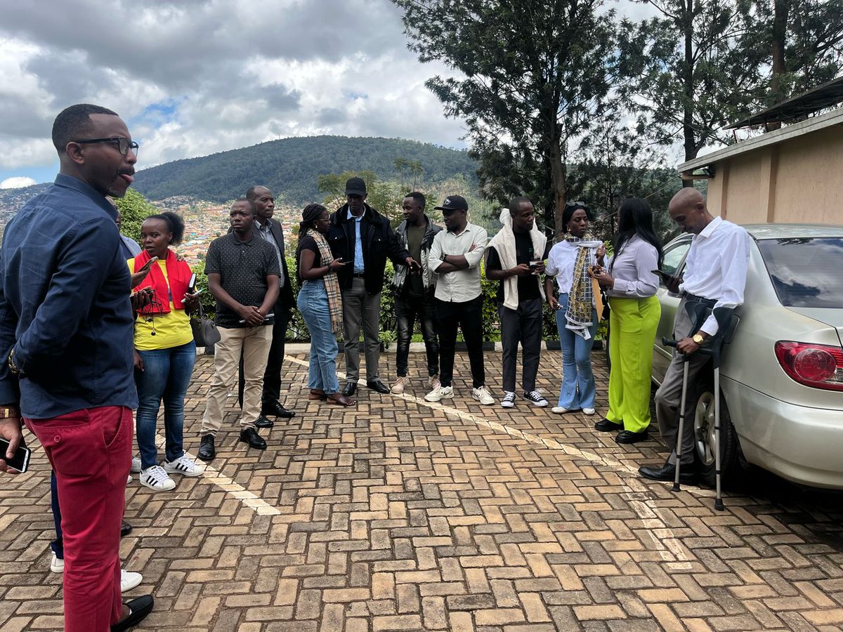 EnviroRwanda's tweet image. Learning is both theoretical and practical. On the last day of #SolutionJournalism training, participants are on a field visit where we are visiting @MeteoRwanda to understand more about how climate information is recorded, processed and shared. 

#EnvironmentalJournalism