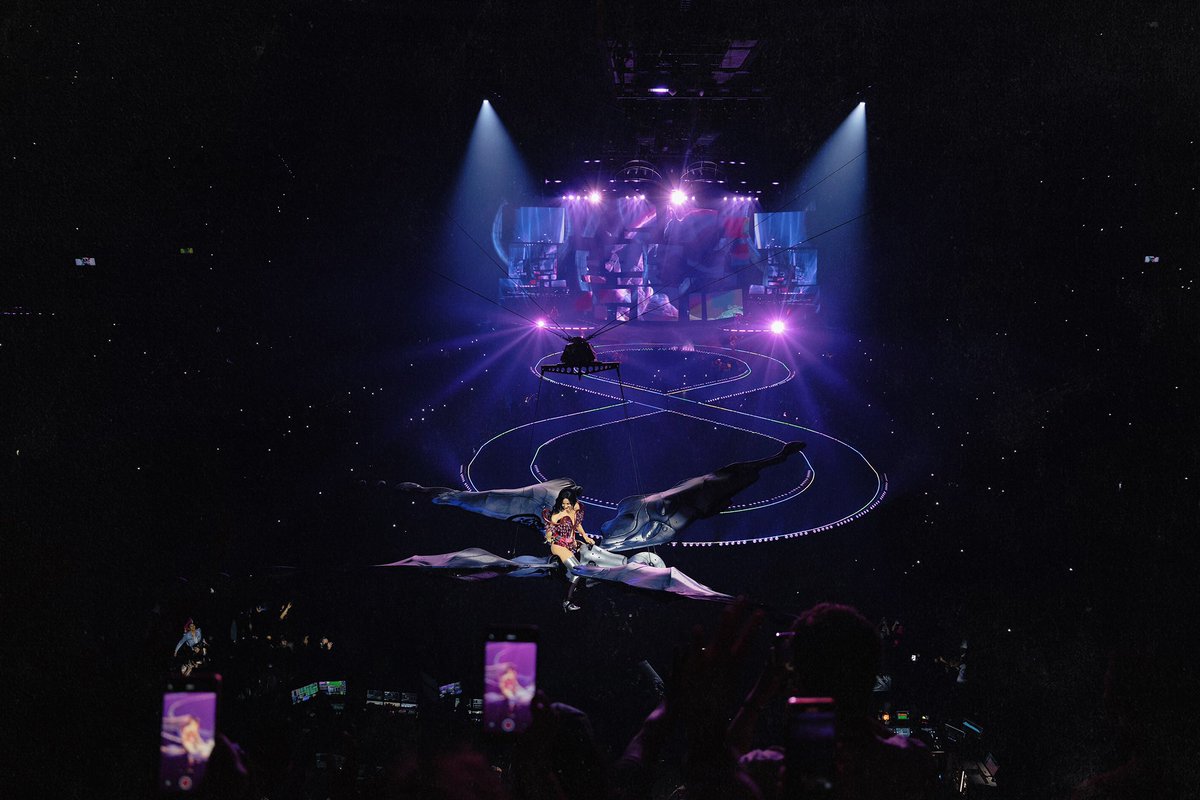 katyperry's tweet image. Muchas gracias, Mexico City 🇲🇽
Con amor,
Tia Katy 🧡♾️
(Hasta Viernes mis KatyGatos)