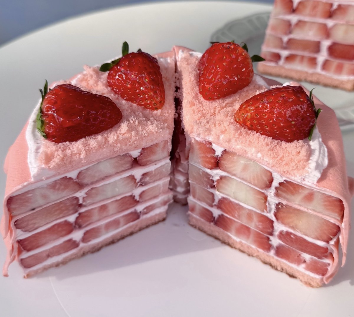 여러분,,날이 참 좋읍니다
쫀득한 크레이프랑 달달한 딸기가 입안에서 걍 녹아버리니 시즌 끝나기전에 어서 맛보십시오,,