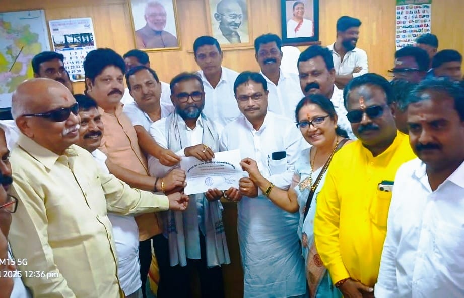 NDA makes its mark in local governance! Congratulations to Shri Sahul Hameed ji on winning the Sri Vijaypuram Municipal Council Chairperson post with 15 votes to 9! 

This victory showcases the strong bond between BJP and TDP.