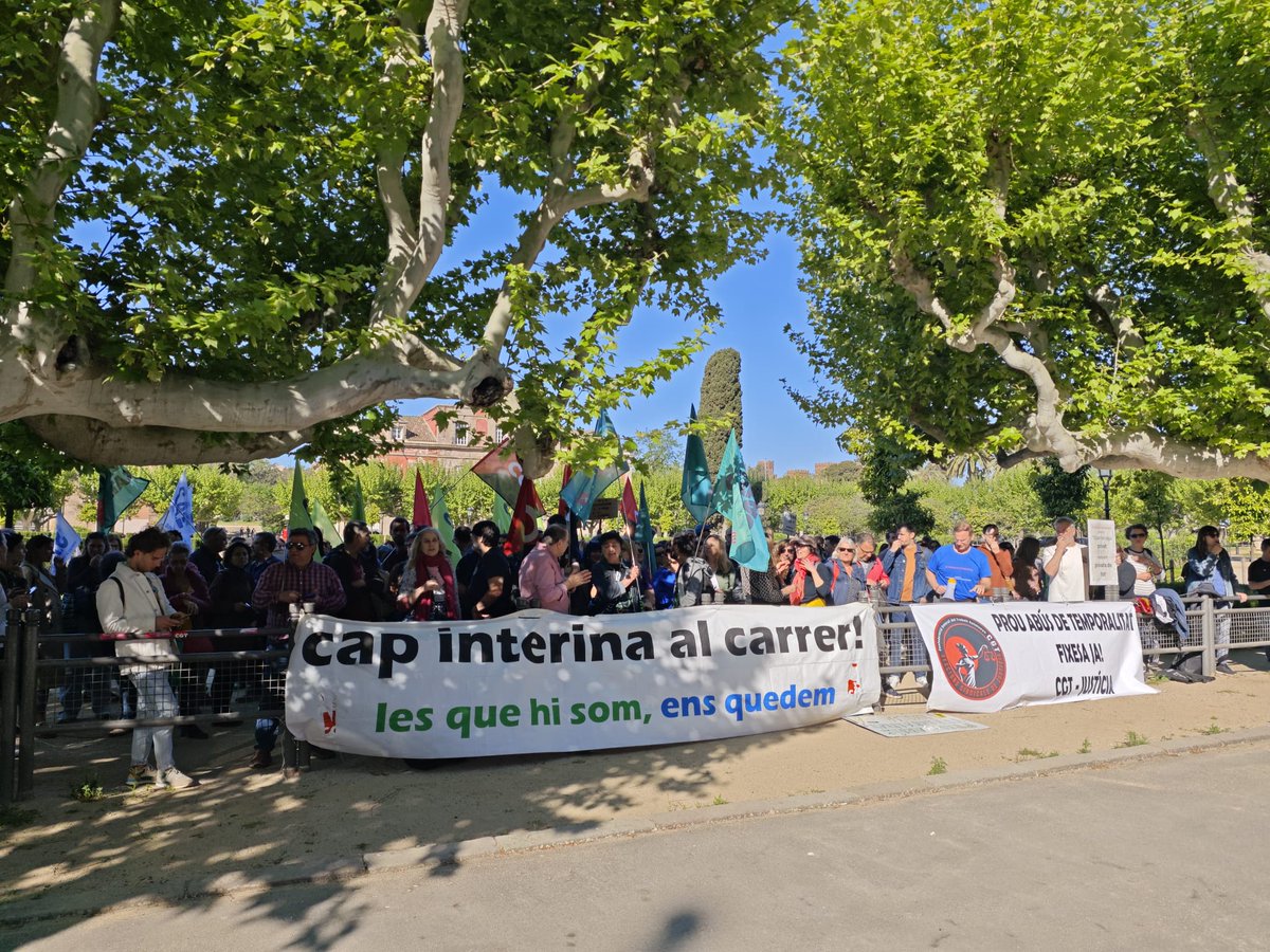 defensembiblios's tweet photo. Aquest matí som davant del Parlament per denunciar l'abús de temporalitat que afecta a bona part de la plantilla de biblioteques. A més, properament hi haurà cessaments d'interines a @BibliotequesBCN.
🛑 Per un servei públic de qualitat, les que hi som ens quedem! https://t.co/ULbDRz7mdn