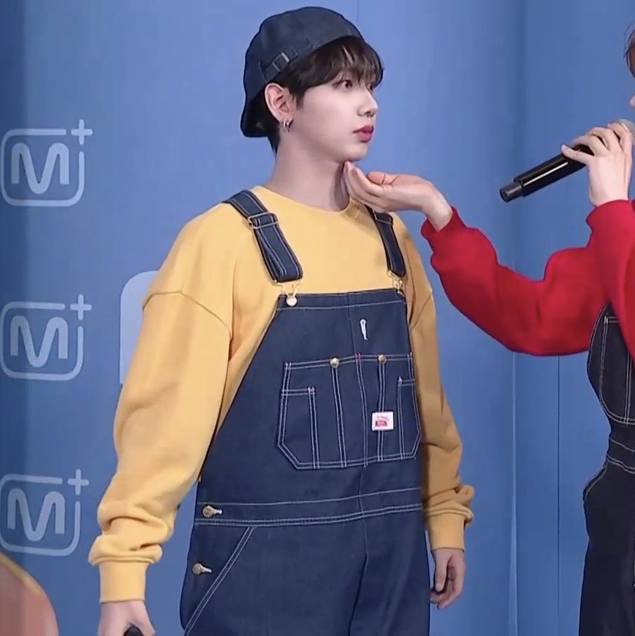 유딩처럼 입혀놨더니 또 배 내밀고 있는거 보실분